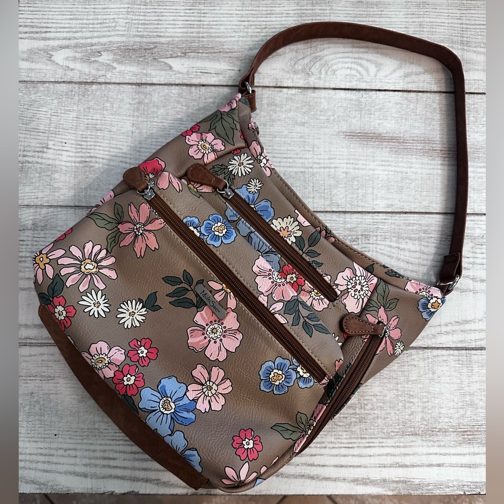 Floral Bag with Multiple Zippered Compartments.   NWOT!!